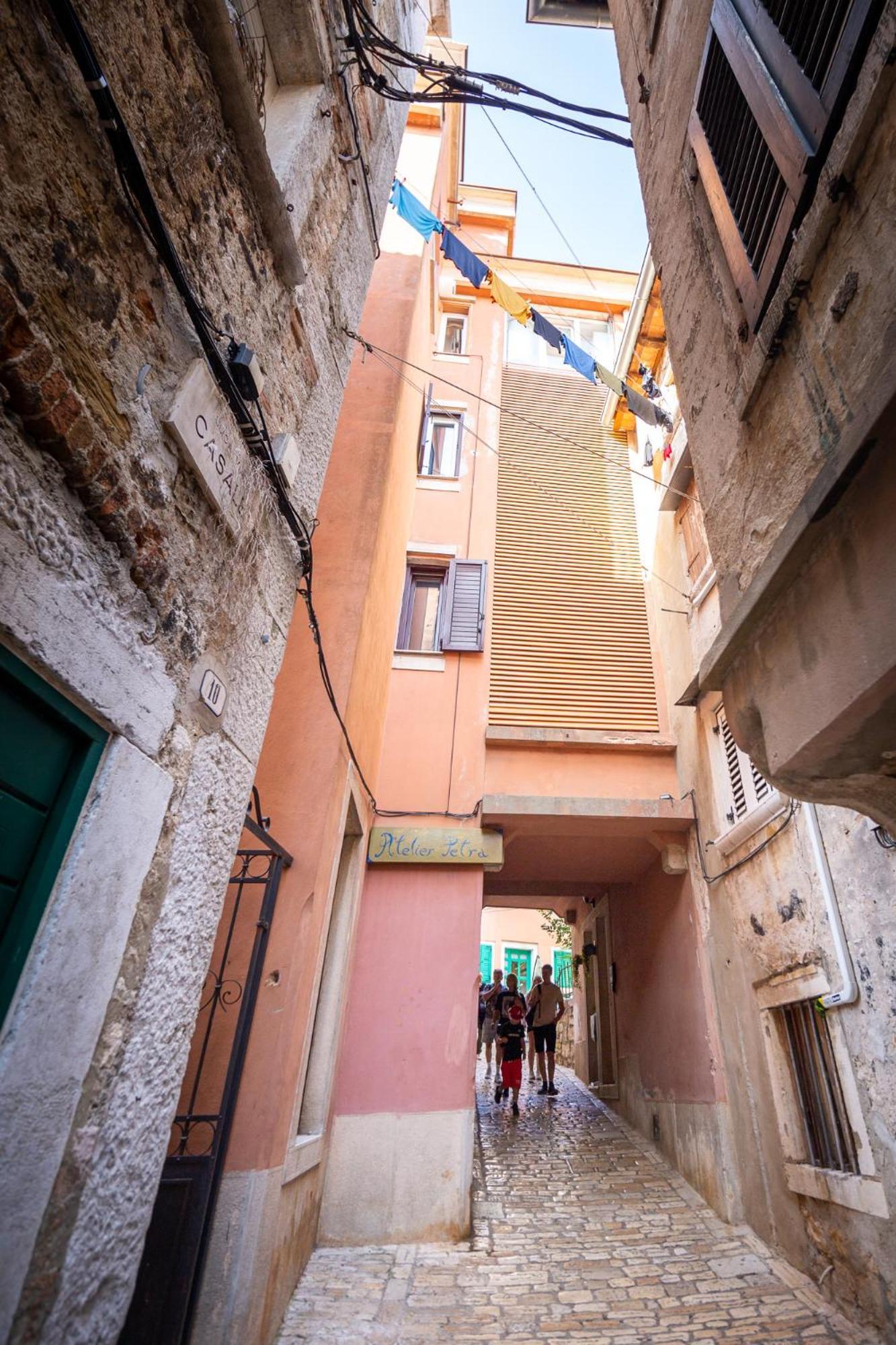 Rubini - Modern Apartment In The Heart Of Old روفينج المظهر الخارجي الصورة